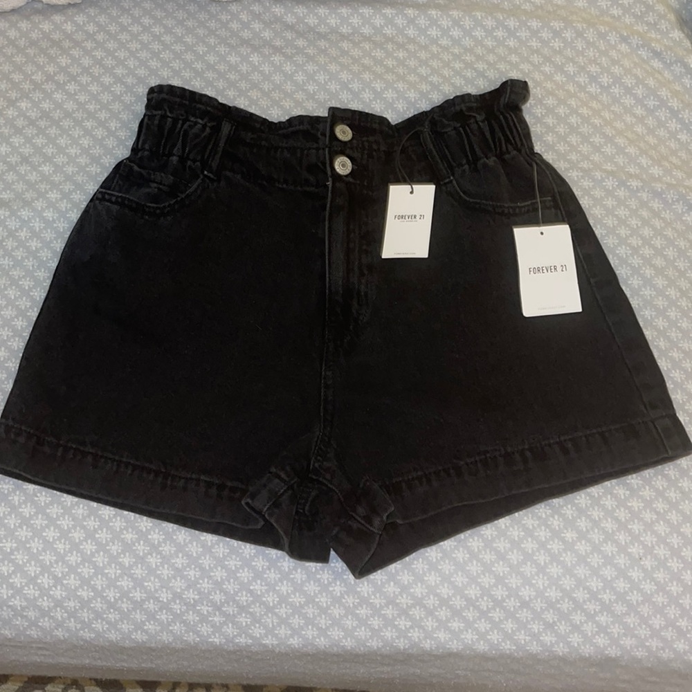 Bought at Forever 21. Black mom shorts with a ruffled waist. US M. Never worn!